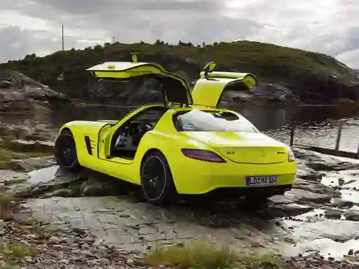 Leikur Mercedes-Benz SLS E-Cell Puzzle á netinu